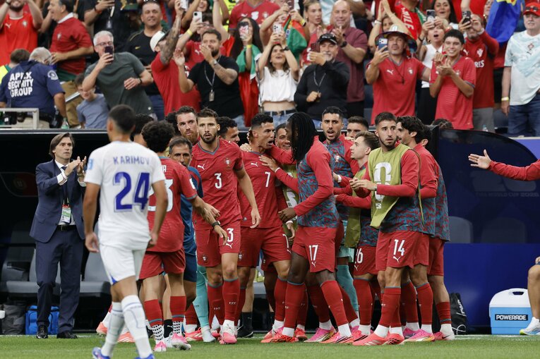 今W杯での1点目のゴールを決めた後、ロナウドは一目散にベンチ前へ。チームメイトとの絆をアピール？　©Atsushi Tokumaru
