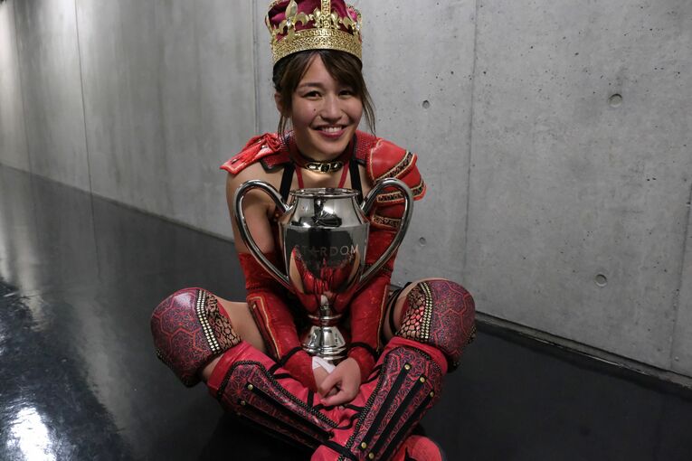 優勝トロフィーを抱え、嬉しそうな笑顔を見せた