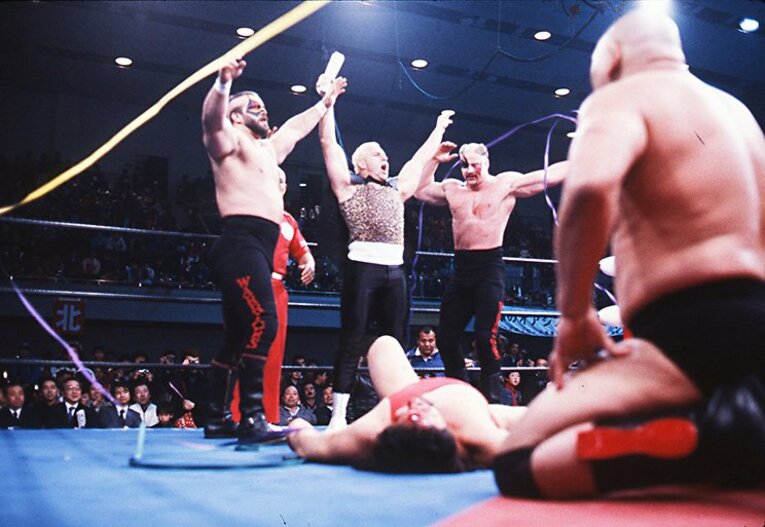 勝ち名乗りを挙げるロード・ウォリアーズ。中央に映るのがポール・エラリングだ ／ photograph by Moritsuna Kimura/AFLO