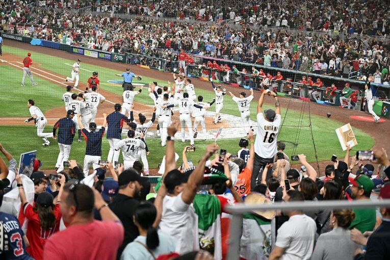 ホームインを喜んだ後はヒーロー村上のもとへ向かう（6/10）　©Naoya Sanuki