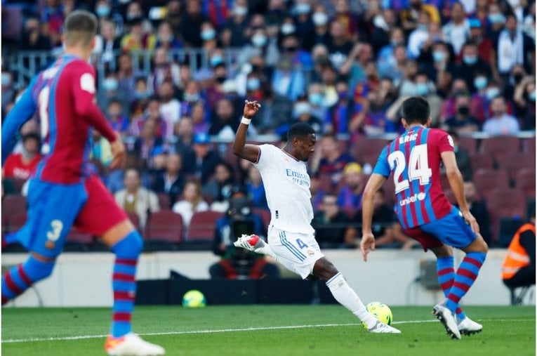 《メッシとロナウド不在の寂しさ》カメラマンが見たクラシコの新風景　17歳ガビや仲良しバルサ＆レアルサポ、殊勲ビニシウスへの“罵倒”(24)