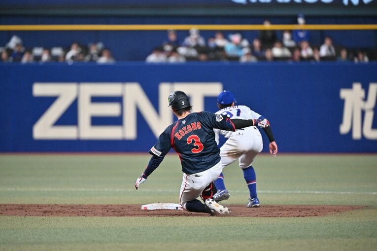 中日戦で活躍を見せ、ショートのスタメン争いでアピールを見せた小園　©Hideki Sugiyama