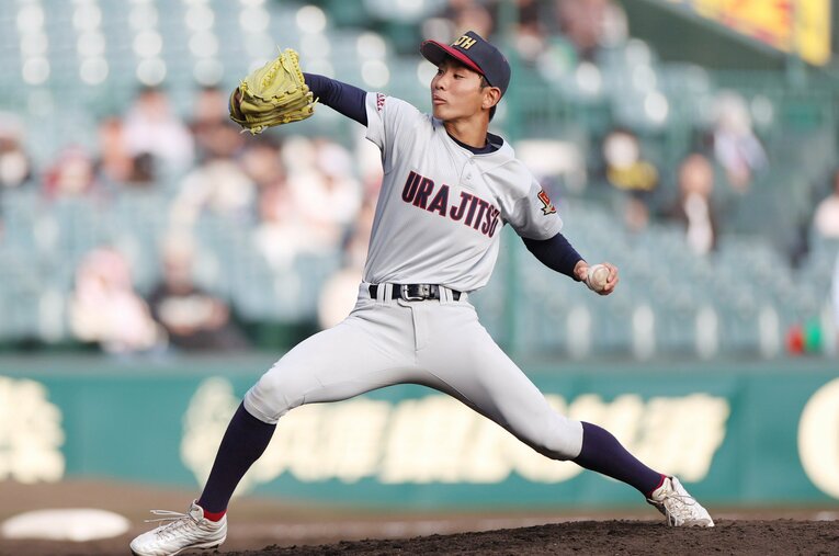 遅い直球と超変則フォームで強豪校を抑え込んだ浦和実業のエース・石戸颯汰。「飛ばないバット」時代の申し子とも言える活躍だった　　©JIJI PRESS