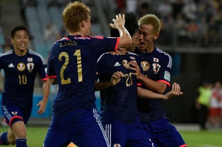 2015年のアジア杯、柴崎を祝福する酒井高徳と本田圭佑　©Takuya Sugiyama