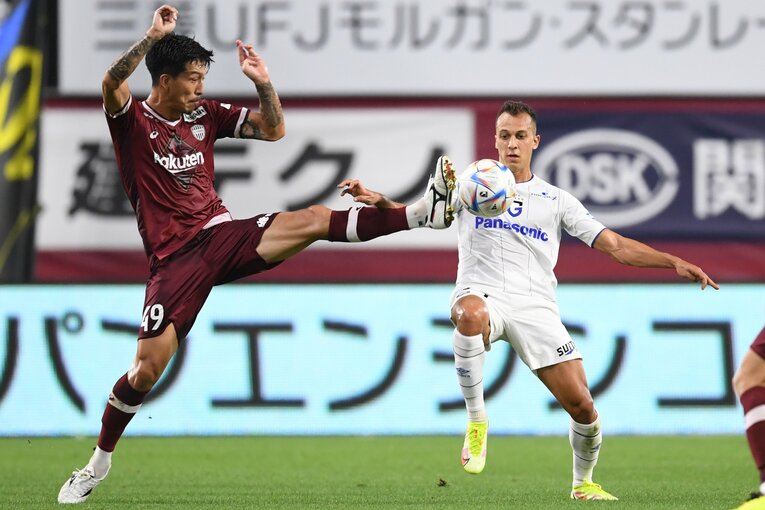 大迫勇也の“半端ないメンタル”が崖っぷちの神戸を蘇らせた…J1残留を争う激闘でカメラマンがとらえた決定的瞬間「PK蹴る気満々だ」(38)