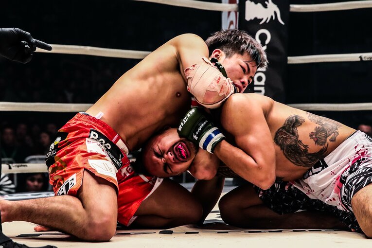 那須川は2日前の試合で負傷した右肘をテーピングで固めながら、ニンジャチョークで一本勝ちを収めた　©RIZIN FF Susumu Nagao