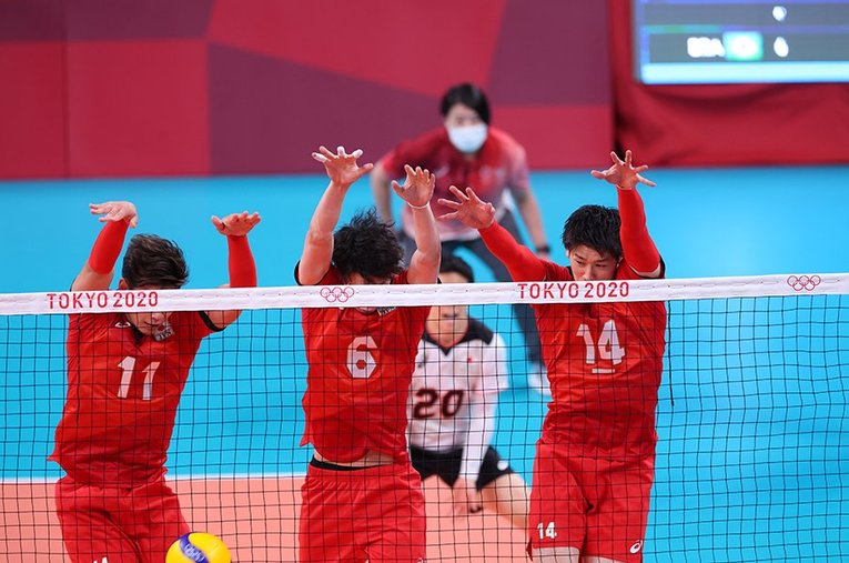 現在では世界の主流となった「リードブロック」。人ではなく、ボールを追って飛ぶ戦術システムは、30年前に海を渡って日本へやってきた ／ photograph by Ryosuke Menju/JMPA