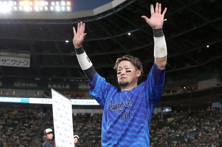 10得点で阪神に2連勝を決め、ヒーローインタビューに登場した戸柱。ファイナルステージへの決意を語った ／ photograph by Sankei Shimbun
