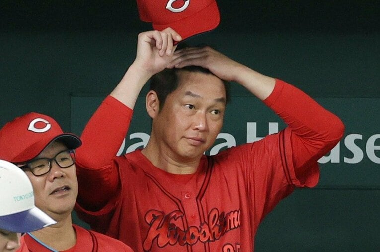 無いものねだりはせず、粘り強く現実的な戦い方を続ける新井監督。その心中やいかに ／ photograph by JIJI PRESS