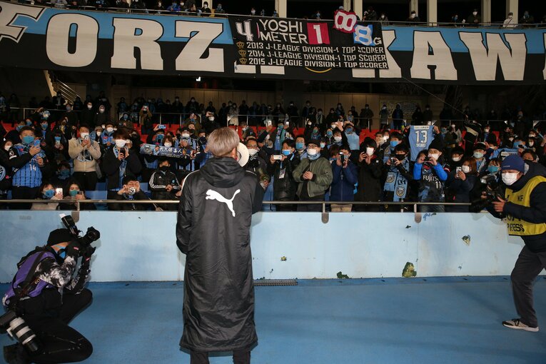 古巣相手とあって一層、気合が入っていた大久保。試合後、ヨシメーターを更新する川崎サポーターへ挨拶をした　©︎J.LEAGUE