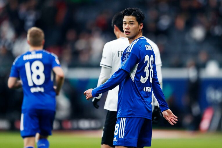 「1年前はJ2→ドイツ5部」上月壮一郎22歳の堂々1部デビュー…長谷部誠と握手、鎌田大地vs吉田麻也のW杯組対決も〈現地撮影〉(60)