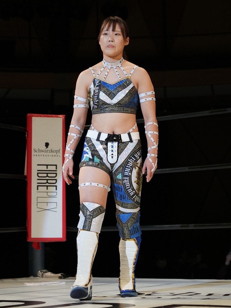 デビュー戦のリングに立った弓月（当時18歳）。2023年11月17日、大阪・アゼリア大正ホール　©Essei Hara