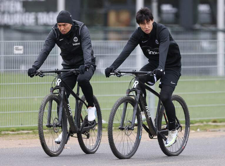 ELの決戦前日、自転車で並走する2人　©AFP=JIJI PRESS