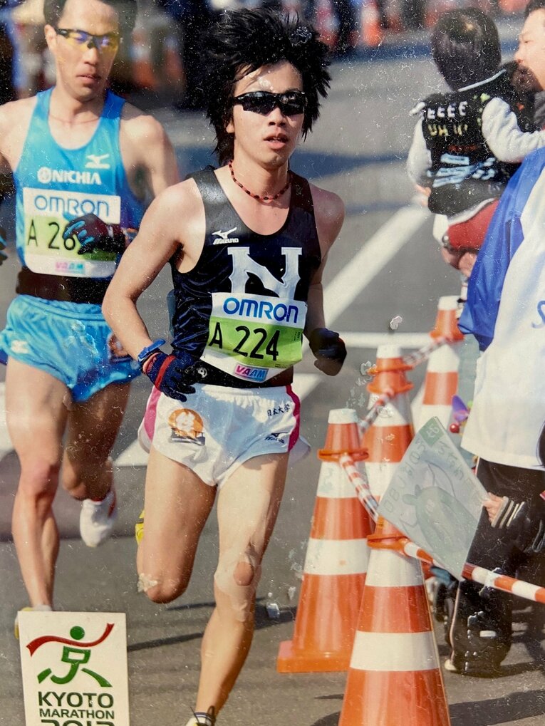 日大4年時、京都マラソンを走る外村。故障の影響か、足にはテーピングが見える　写真提供：外村翼