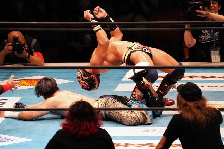 鎌固めを狙うティタン