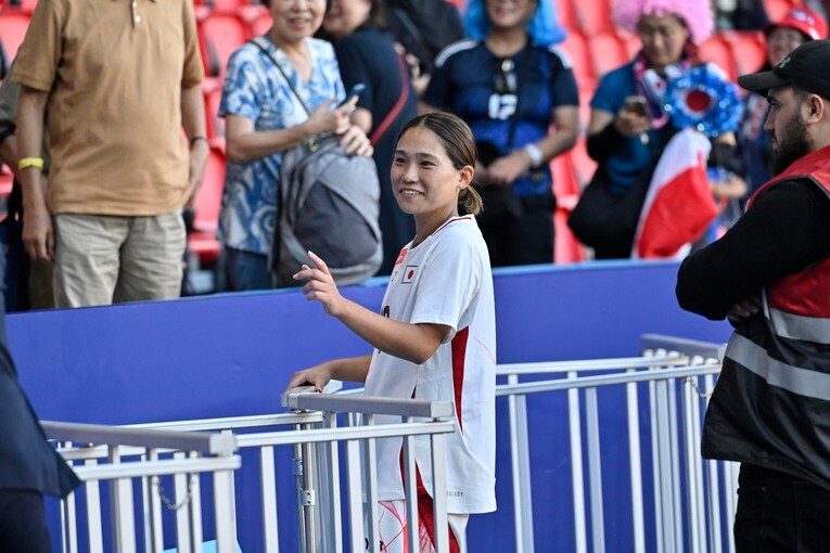 観客と触れ合う長野風花　©Takuya Nakachi/JMPA