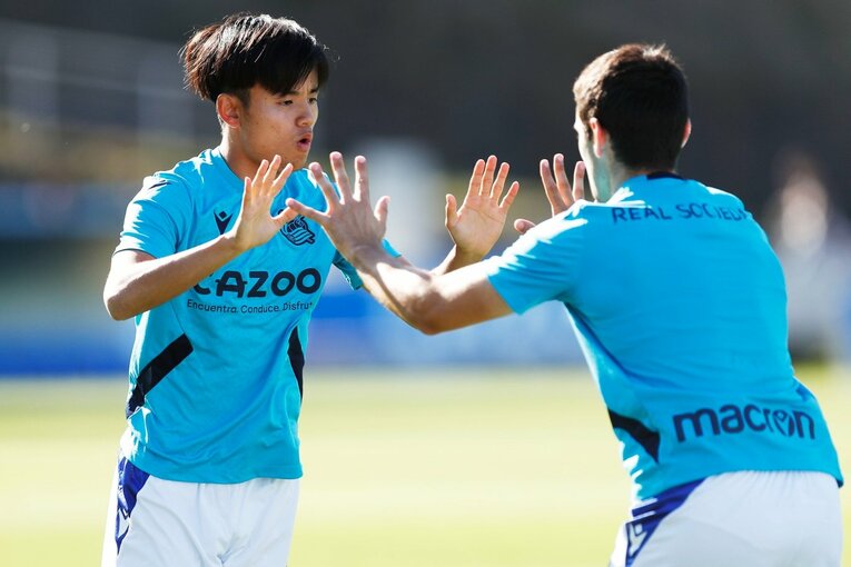 「クボは絶対フィットできる」現地ファンが期待… ソシエダ久保建英のユニ姿・力強さを日本人カメラマンがいち早く撮った〈子供に神対応〉(4)