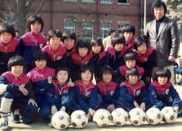 小学生時代の盧廷潤（後列左から4番目） ©︎KYODO