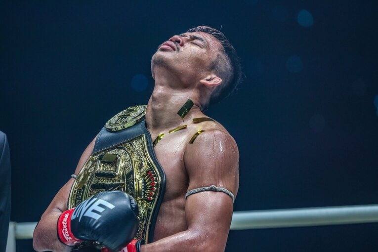 万感の思いでベルトを肩にかけるスーパーレック　©ONE Championship