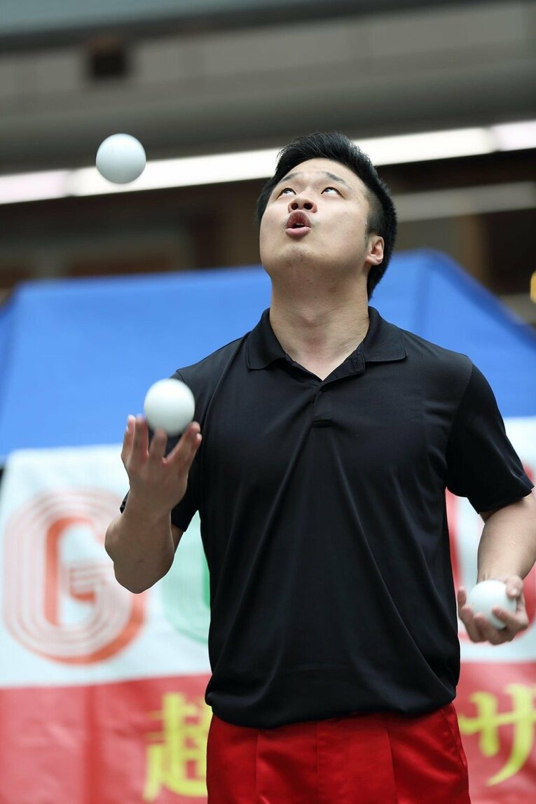 「体育館裏、彫刻刀で左腕を…」マイケルや金正恩に技を披露した大道芸人が壮絶イジメ体験を中高生に伝える理由《中3で渡米、17歳でW杯》(25)