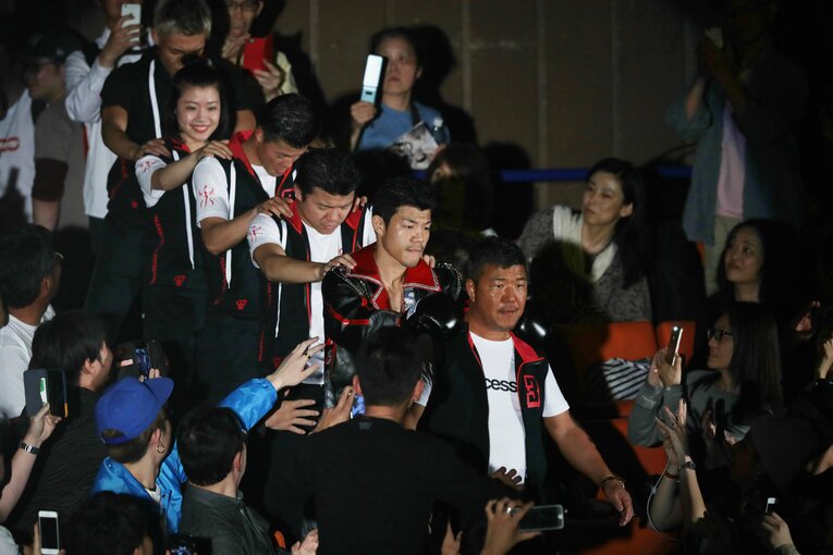 父・史郎氏を先頭に「亀田トレイン」で入場する亀田3兄弟（2018年5月5日、長兄・興毅とWBCフライ級元王者ポンサクレック・ウォンジョンカムとのエキシビションマッチにて）©︎JIJI PRESS