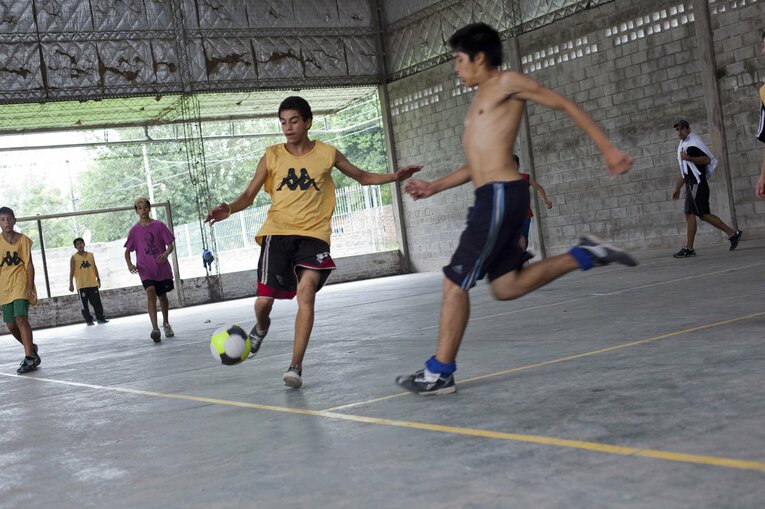 「バビーフットボール」など、アルゼンチンにはストリートサッカーの香りが今も漂う　©Getty Images