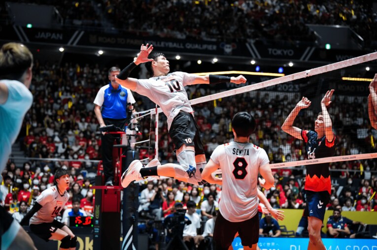 迫力ある高橋健太郎のスパイク　©︎FIVB