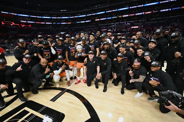 プレイオフ進出を喜ぶサンズの中に、玉川さんの姿があった　©︎Phoenix Suns Social Media 