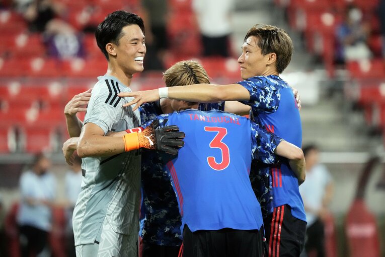 韓国戦の完封勝利を喜ぶGK谷晃生とDF陣　©Getty Images