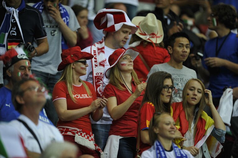 EUROにいた美しい女性サポーターの応援姿（50枚超）　©Sports Graphic Number