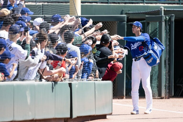 アメリカで球場に入り、ファン対応をする大谷　©Nanae Suzuki