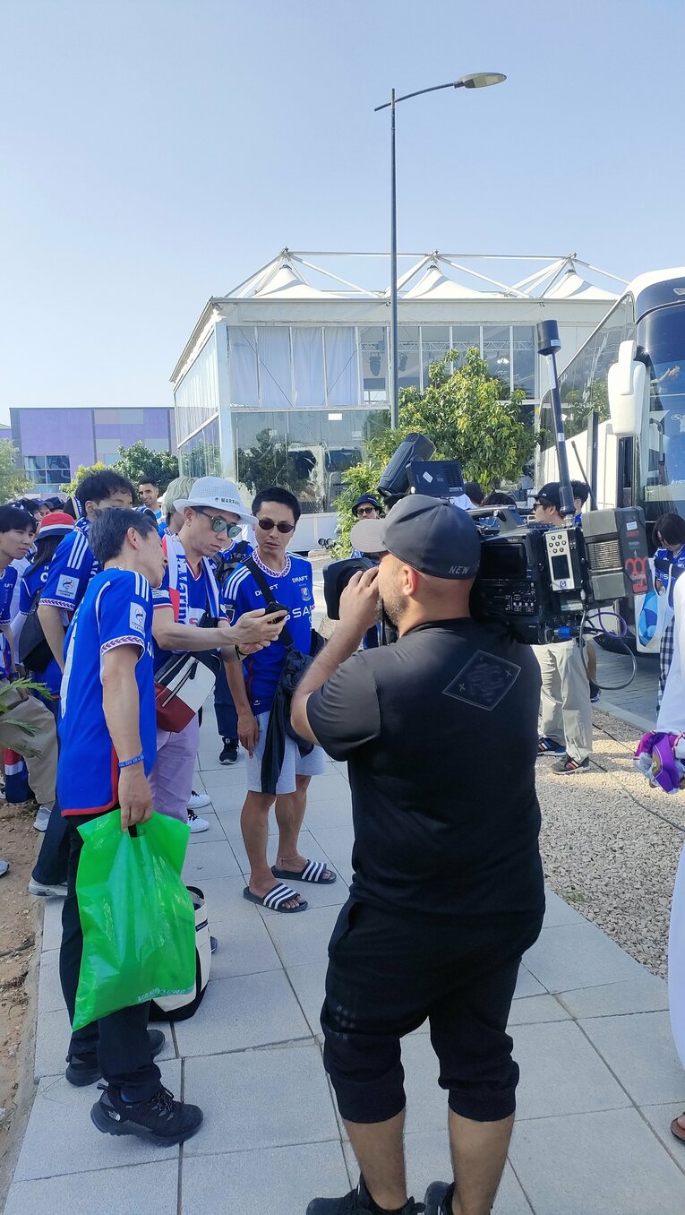 地元テレビの取材を受けるマリノスサポーター　©Junsei Chida