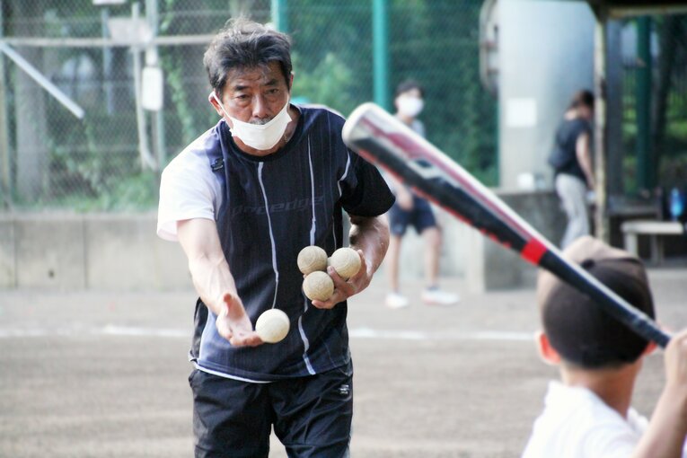 子供の野球指導にいそしむ屋鋪さん　©Satoshi Shigeno