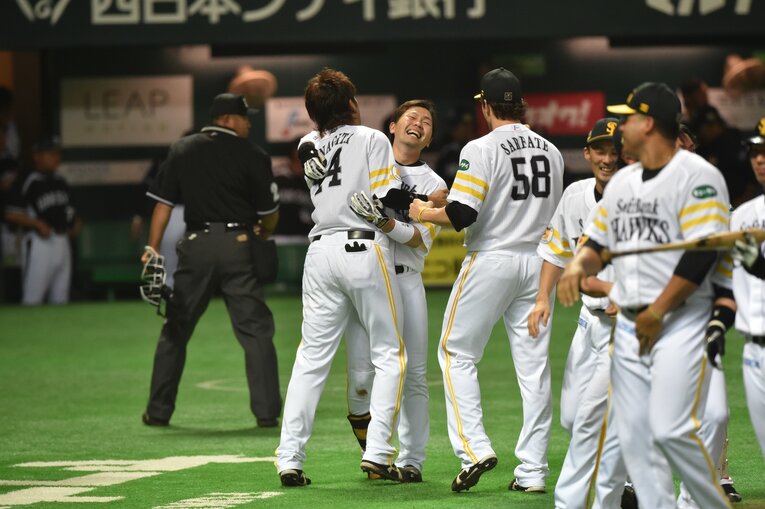 2014年阪神との日本シリーズ。第4戦でサヨナラ弾を放った中村晃 ©Hideki Sugiyama