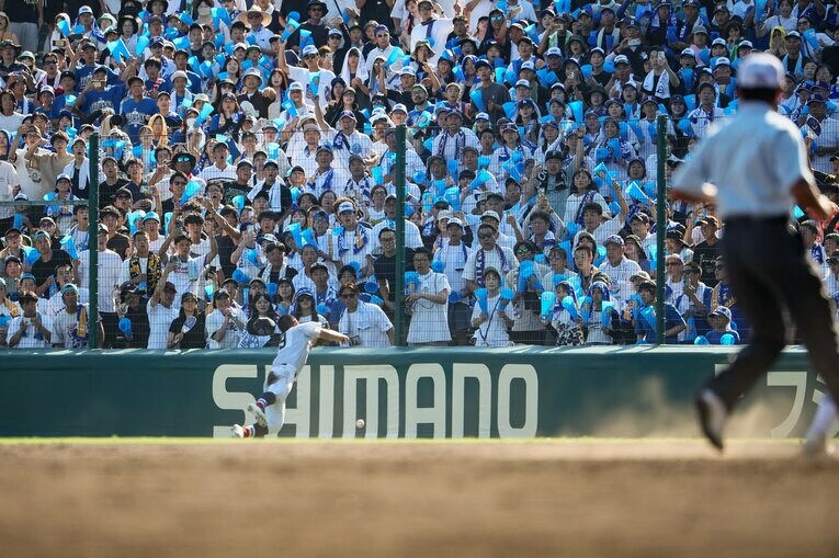 丹羽の打球に飛びついた横浜ライト今村稀翠。一塁塁審はファウルと判定した（県岐阜商スタンドは喜びの表情）　©KYODO
