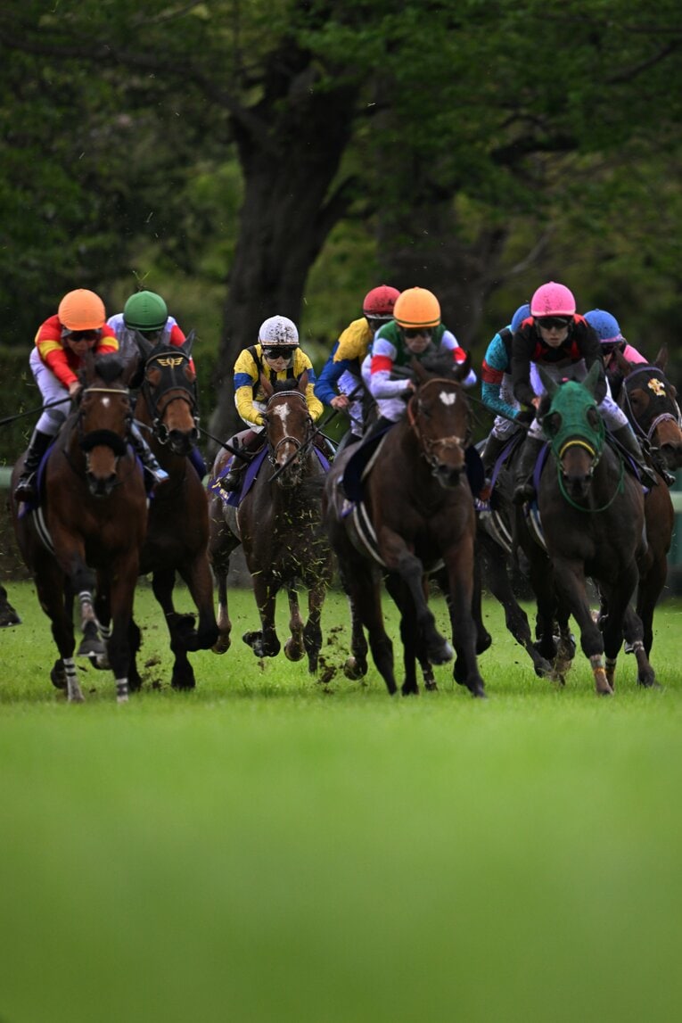 2023年の皐月賞を驚異的な末脚で制したソールオリエンス（左から3頭目） ©Keiji Ishikawa