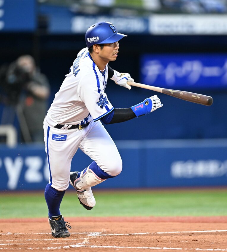 引退後のプロ野球初観戦。DeNAの先輩、桑原将志に手招きされて……　©JIJI PRESS 
