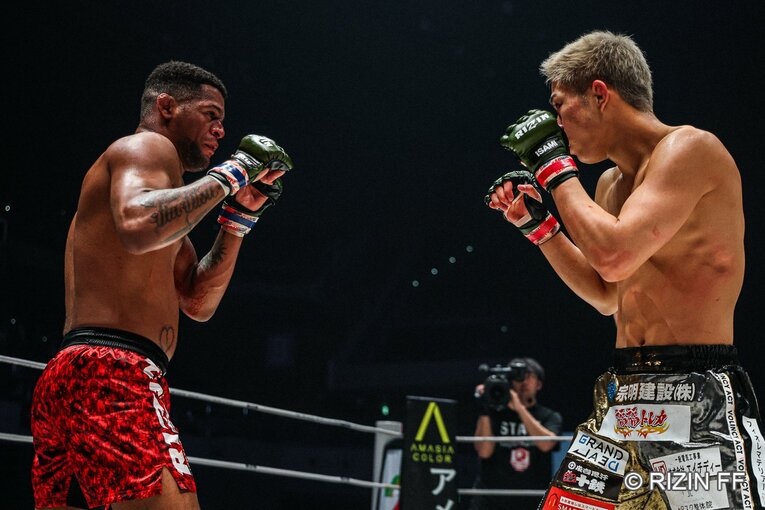 秋元強真vs.パッチー・ミックス　©RIZIN FF