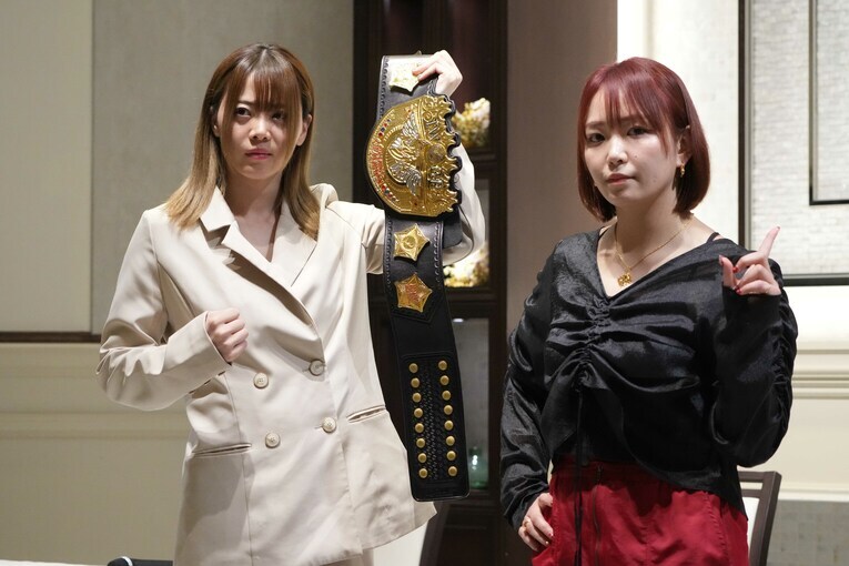 記者会見で並び立つ岩谷麻優とSareee　©Essei Hara