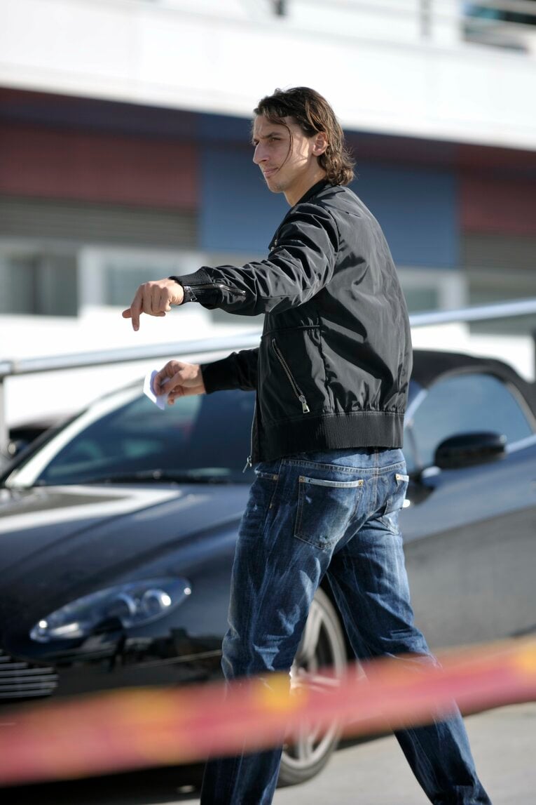 高級車とイブラ様（1／全2枚）　©Sports Graphic Number