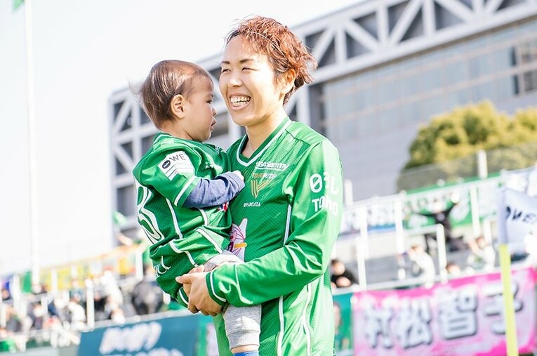 長かった復帰までの道のりを振り返った岩清水梓（35歳）。母として、2歳になった息子を抱えてピッチに入場した ／ photograph by Miki Sano