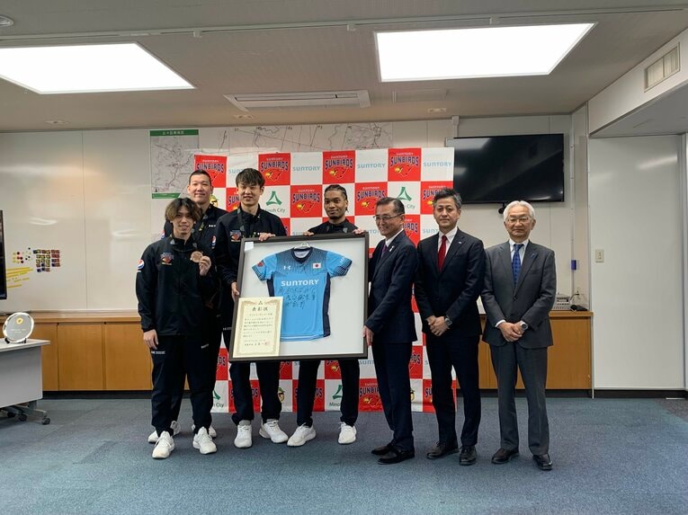 箕面市役所を訪れ、世界クラブ選手権でのメダル獲得を報告したサントリーサンバーズ　©︎Noriko Yonemushi