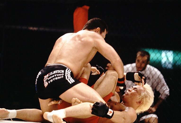 ディファ有明で開催された『UFC 29』。山本喧一にパウンドを落とすパット・ミレティッチ　©Susumu Nagao