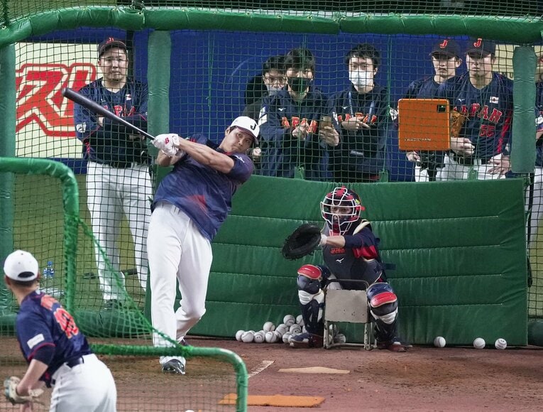 村上（後方右）が衝撃を受けたという侍ジャパンでの大谷翔平の打撃練習（2023年3月4日撮影）©️KYODO