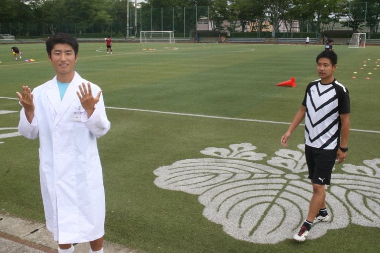 川勝がポーズを取っていると、後ろから現れたのは…？　©︎Takahito Ando