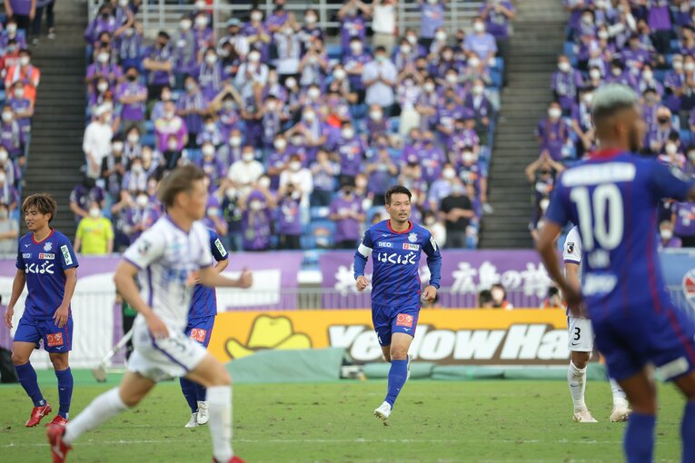 天皇杯決勝でキャプテンマークを巻いてプレーする山本英臣　©2022VFK