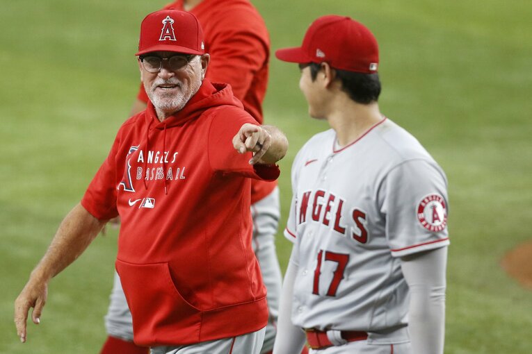 エンゼルス時代の大谷。マドン元監督と談笑する場面もたびたび見られた　©AFLO