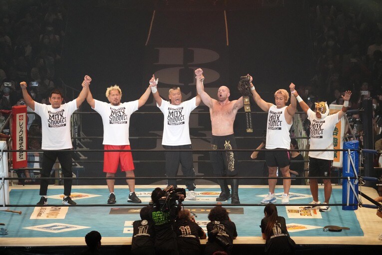 ジョン・モクスリーはセコンドについた永田裕志らと勝ち名乗りをあげた　©Essei Hara