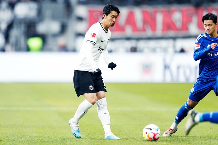 「1年前はJ2→ドイツ5部」上月壮一郎22歳の堂々1部デビュー…長谷部誠と握手、鎌田大地vs吉田麻也のW杯組対決も〈現地撮影〉(16)