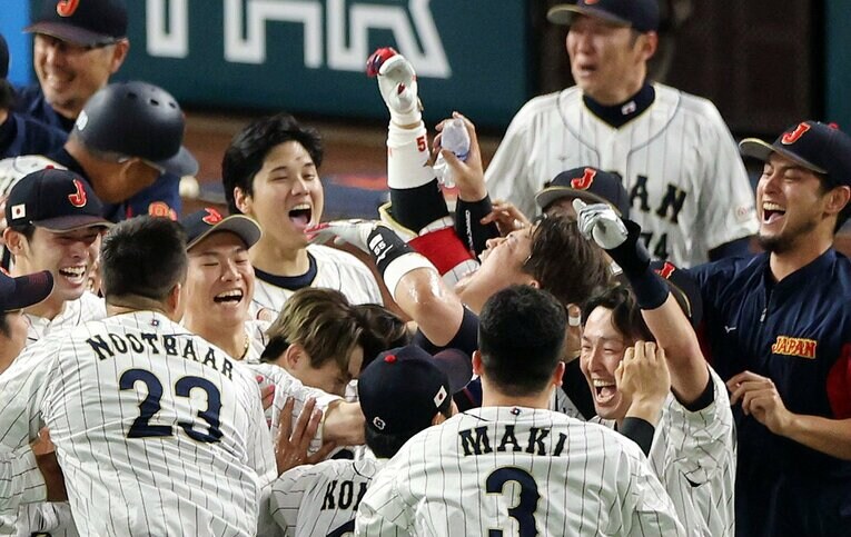 メキシコ戦の劇的サヨナラ直後　©JIJI PRESS